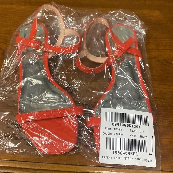 J Crew ankle-strap sandals in patent leather
Item BP322 - Picture 1 of 2